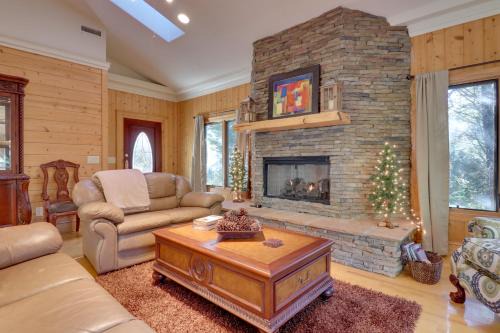Highlands Apartamento | 11 Mi to Ski Sapphire Heaven South Apt with Porch