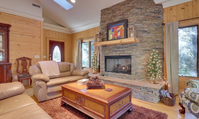 Highlands Apartamento | 11 Mi to Ski Sapphire: 'Heaven South' Apt w/ Porch