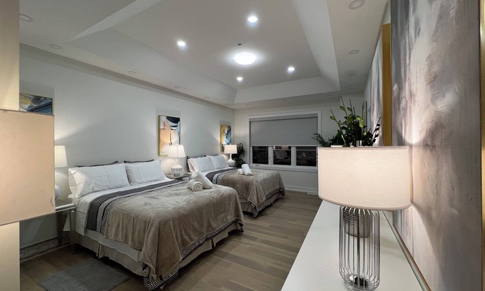 Markham Casa | 11 Queen Beds - French Style Detached House In Prestigious Angus Glen Markham
