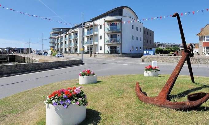 West Bay Apartamento | 11 THE BOARDWALK, family friendly, with a garden in West Bay