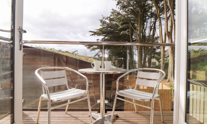 Porthtowan Cabaña | 11 TOWAN VALLEY, pet friendly, country holiday cottage in Porthtowan