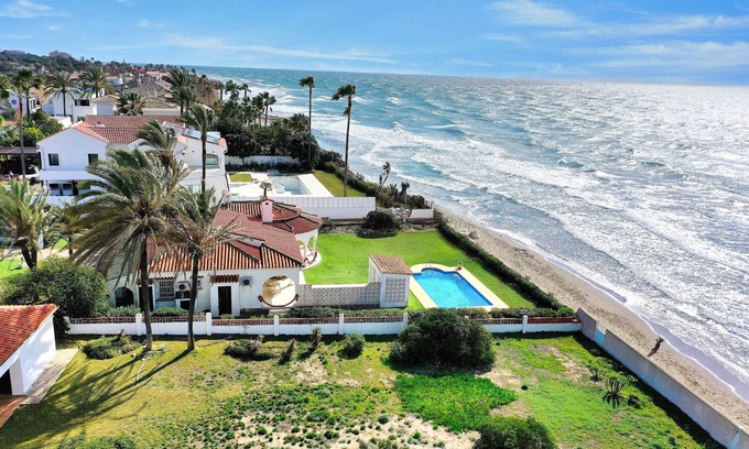 Urbanizacion Marbessa Villa | 1100 Increíble Villa Frente al Mar en Marbesa con Piscina y Jardín