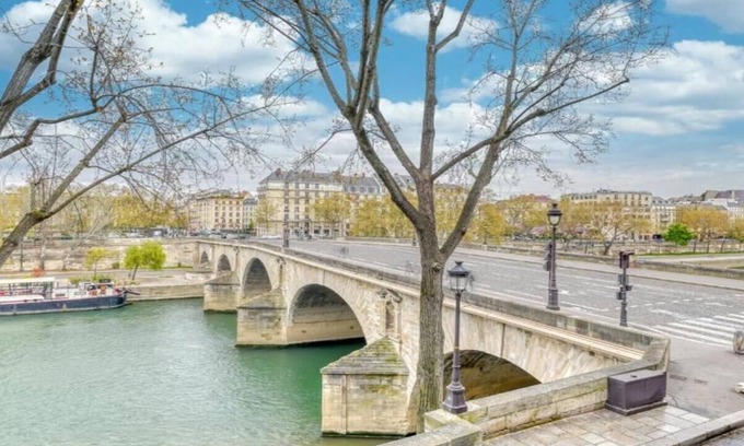 Les Iles Apartamento | 110m2 a classic luxury home with memorable views of the seine on Quai de Bourbon