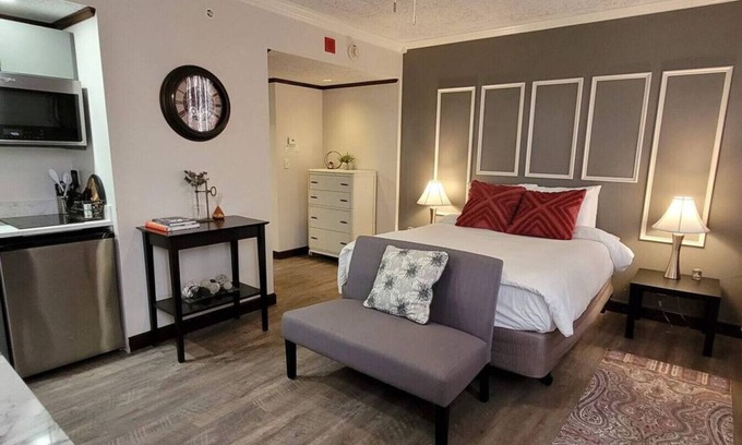 Bartlesville Apartamento | 113 · Industrial Chic #113 - Hotel Phillips