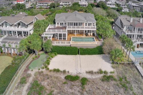 Isle of Palms Casa | 114 Ocean Boulevard by AvantStay Beachfront Putting Green Volleyball Court Infinity Pool