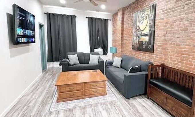Dubuque Apartamento | 115#303 /Vintage Meets Modern: Contemporary Loft