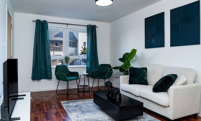 Liberton Casa | 115 Gracemount Drive · Luxury 3-Bed Townhouse | Free Parking | Central