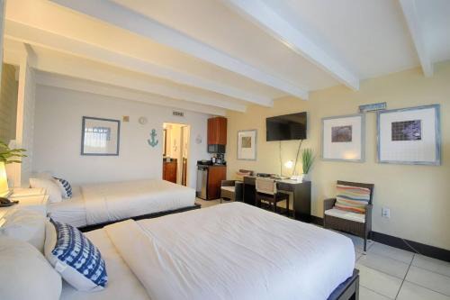 Ruskin Casa | 115 Little Harbor Inn