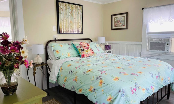Groton Cabaña | 115 Rose Cottage with 2 bedroom walk to Groton Bay