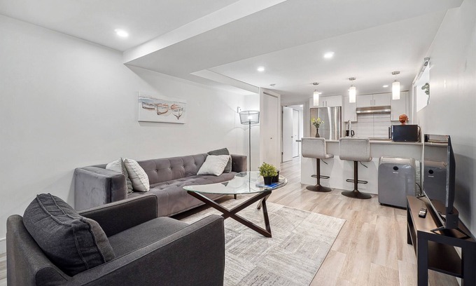 Cote-Des-Neiges—Notre-Dame-De-Grace Apartamento | #116 Roomy, Renovated, Cote-Des-Neiges area