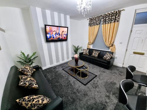 Leeds Casa | *11BR* Setup for your most amazing relaxed stay + Free Parking + Free Fast WiFi *