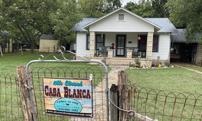 Bandera Casa | 11th St. Casa Blanca Downtown Bandera, TX