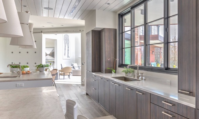 Water Mill Casa | Nuevo listado: 12,000 pies cuadrados de lujo, diseño moderno, gimnasio completo, comedores interiores y exteriores, nueva cancha de tenis Har-Tru