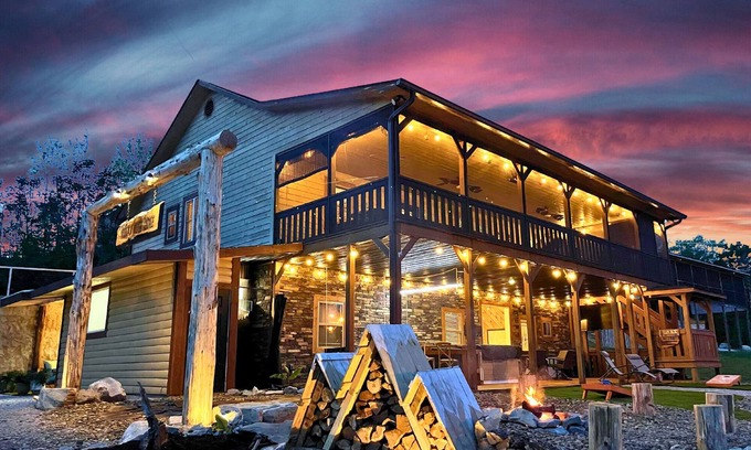 La Follette Cabina | 12 bdrm covered dock, hot tub, cwby pool, sleeps 46, “Mountain Ridge”