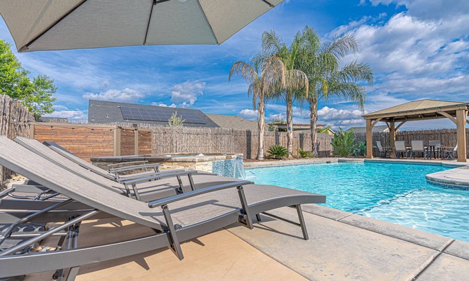 Tulare Casa | 12-Bed home w/ Pool&Hot tub near Sequoia National Park