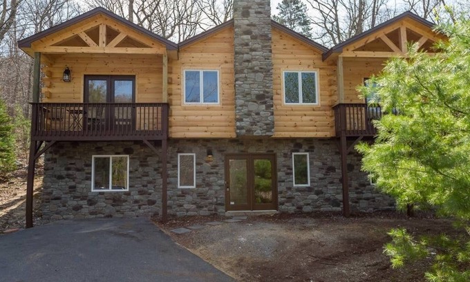Massanutten Cabina | 12 Bedroom sleeps 32 In Mass Resort Hot Tubs Indoor Pool Firepit