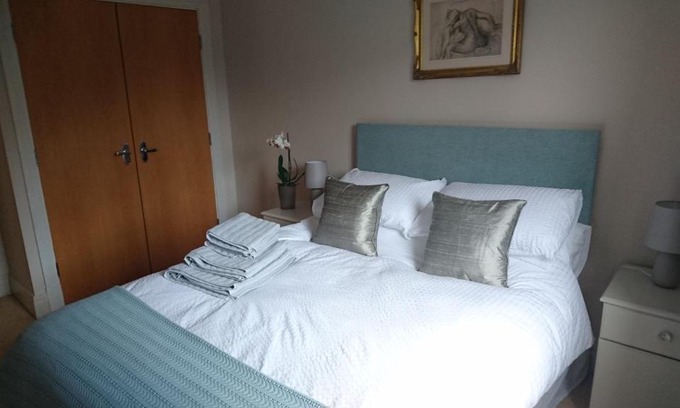 York Apartamento | 12 Emperors Wharf