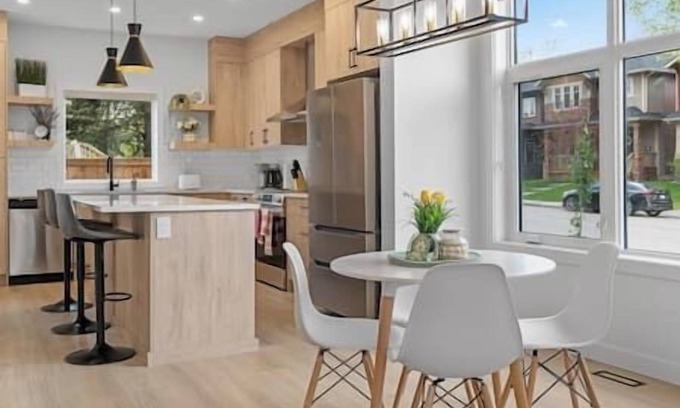 Southwest Calgary Casa | 12 Guests | 2 King Beds | Ping Pong| 6 BR| Garage