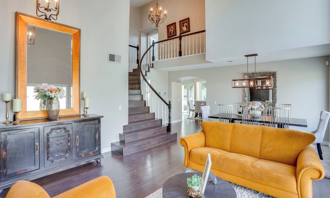 Orange Casa | 12 Mi to Disneyland! Sleek Suburban Home