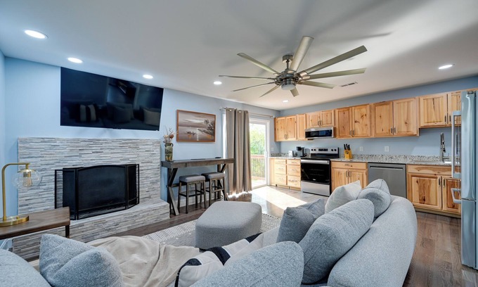 Midway Apartamento | 12 Mi to Downtown Winston-Salem: Apt w/ Balcony!