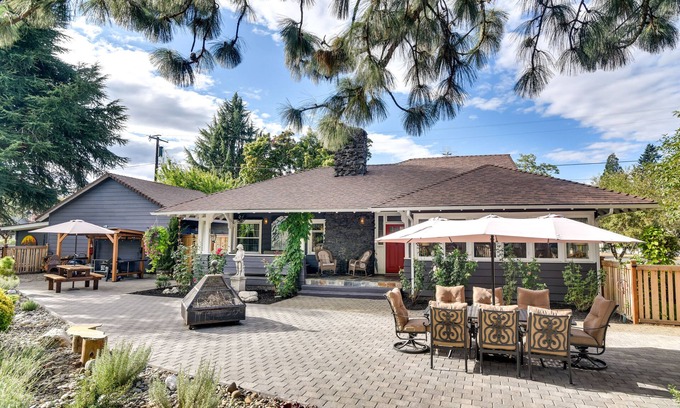 Gladstone Casa | 12 Mi to Portland: Home w/ Clackamas River Views