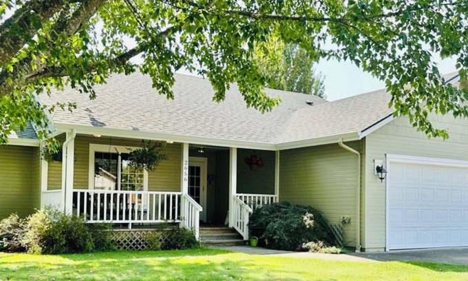 Central Oregon Casa | 12 mins UO, Autzen, 10min airport, Hot tub, Fire pit!