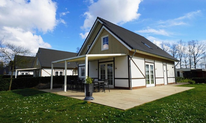 Susteren Casa | 12-person family villa with 6 bedrooms and 2 bathrooms