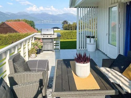 Davik Casa | 12 person holiday home in Davik