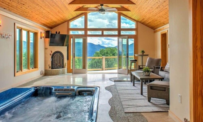 Clyde Casa | 12-person spa hot tub, game room & gym 💦🎮 Private mountain-view suites, luxe design 🏔️🛌