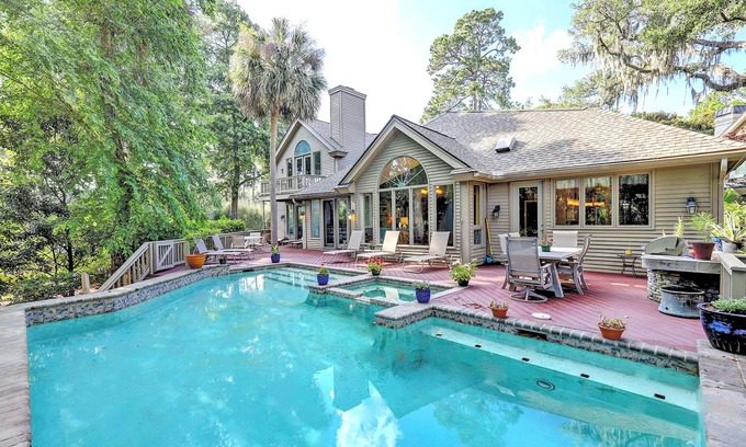 Sea Pines Casa | 12 Snowy Egret-4th Row Ocean, gran piscina y exuberantes escenarios.