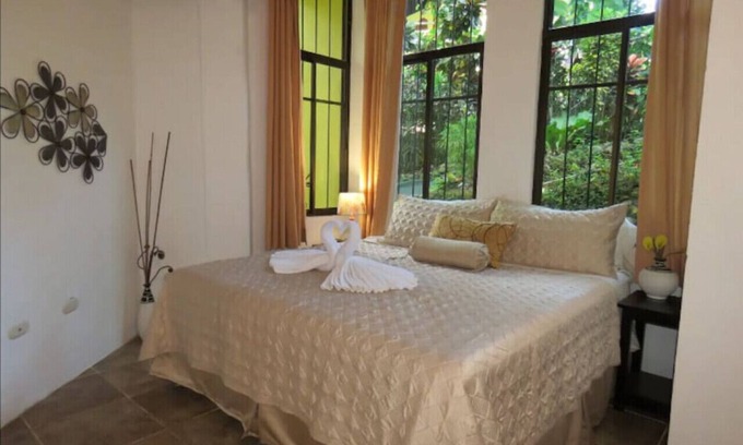 Valle Pura Vida Apartamento | 1200sq/ft 1 King 1 Queen,A/C,Wi-Fi,Pool, BBQ,Gated