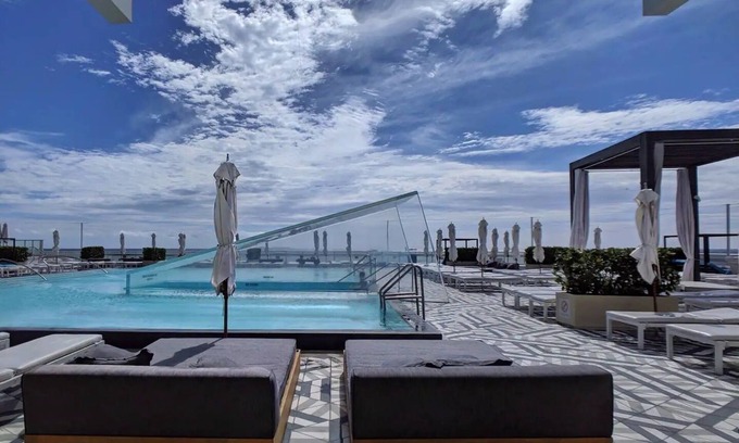 Central Beach Condominio | 1201 W S 1 Bedroom Condo by RedAwning