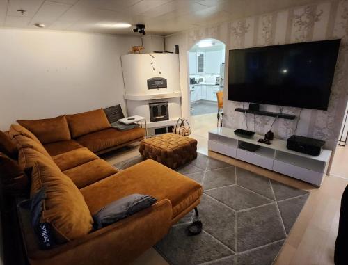 Seinajoki Apartamento | 120n Villa Hietala paritalo, 1-8henkilön LUXUS majoitus, 3x160cm jenkkisängyt Löhösohvat, iso takaterassi, täyd keittiö Kodink, laatu sauna, Takka, Tv 75" x2, 2wc, autokatos, avainboxi koodilla, itsekirjaus 24h, wifi ja 500mb kuitunetti, kuivaava pesukone