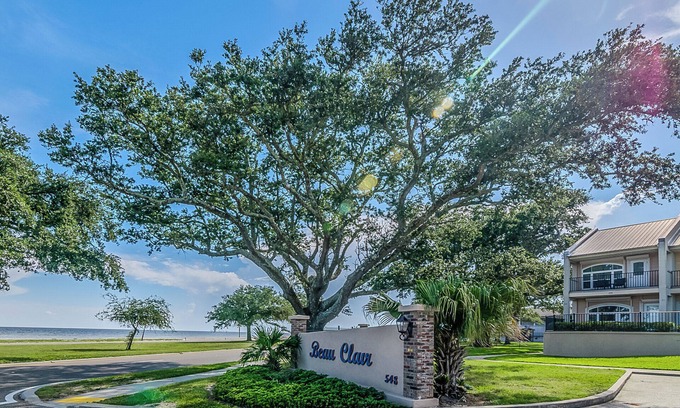 Long Beach Casa | 123 Beau Clair - Beachside Townhome with Balcony and Pool in Long Beach