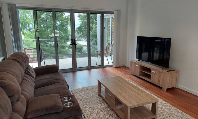 East Tamworth Casa | "123 Fitzroy" 4 B/room townhouse overlooking East!