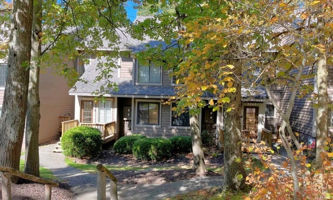 Hidden Valley Apartamento | ☀️ Elegant Summer Escape w/Pool Access & Outdoor Adventures 🏊‍♀️🎣