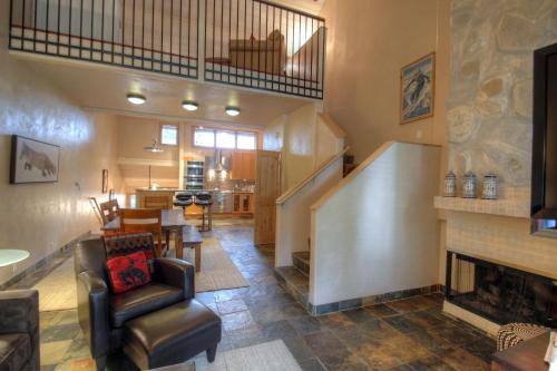 Avon Casa | 127 Ridgepoint Townhouse