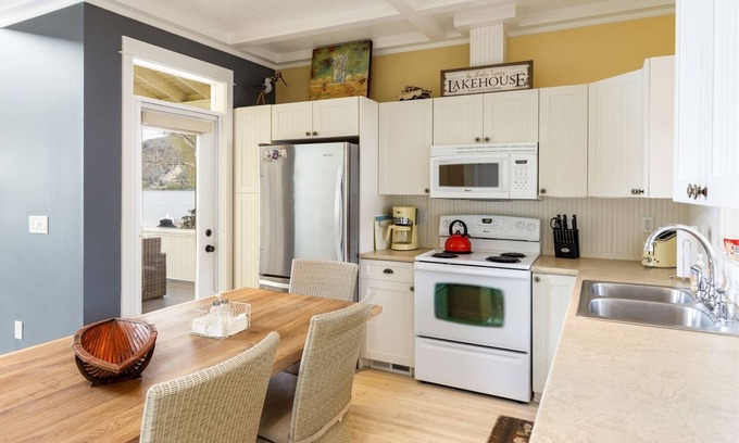 Oroville Casa | 129 Malarkey Lane (Beach Front)