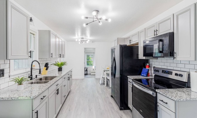 Bridgeport Casa | 12Guest/Families/Newly renovated