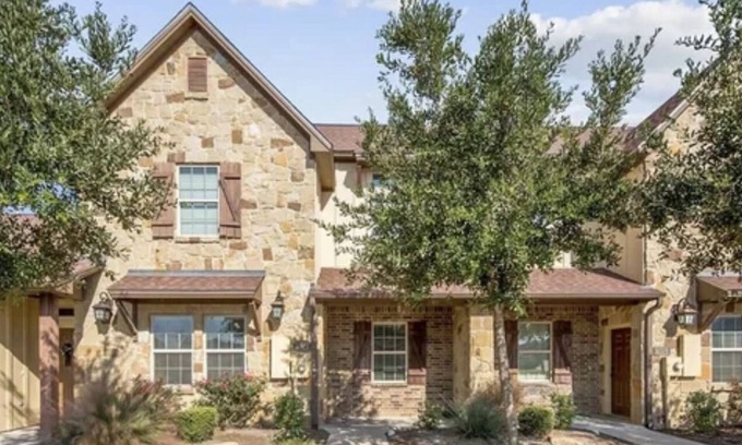 Wellborn Casa | 12th Man Ave