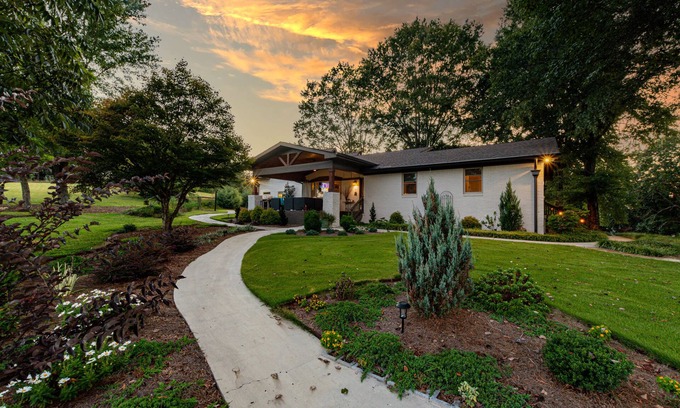 Harrison Casa | 13 acres in a peaceful setting