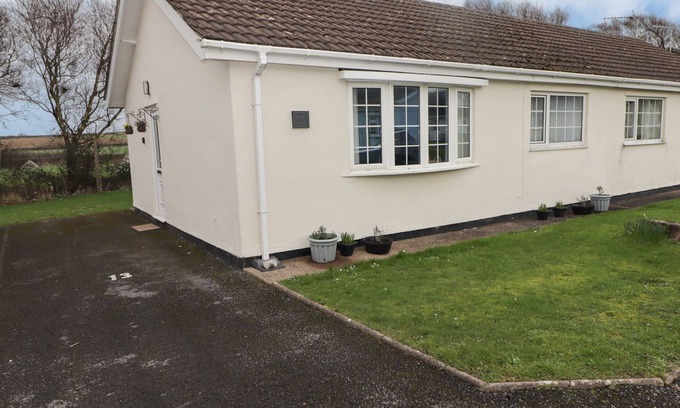 Scurlage Cabaña | 13 GOWER HOLIDAY VILLAGE, pet friendly, with a garden in Scurlage