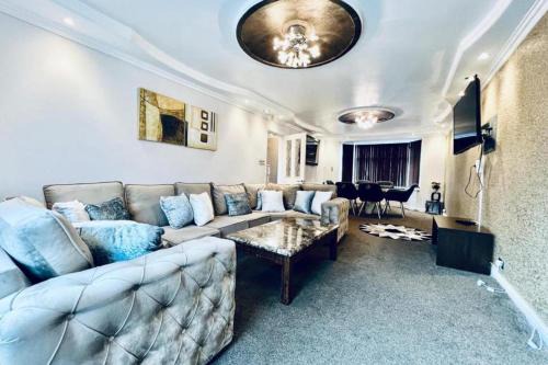 Prestwich Casa | 13 Guests - Free Parking - Manchester House