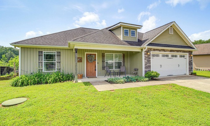 Chickamauga Casa | 13 Mi to Chattanooga: Family Home w/ Backyard!