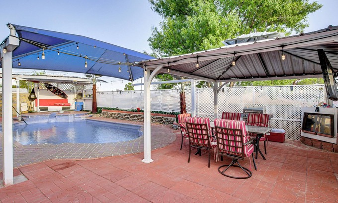 Biggs Field Apartamento | 13 Mi to Downtown El Paso: Home w/Game Room & Bar