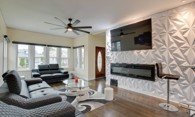 Maywood Casa | 13 Mi to Dtwn Chicago: Maywood Home w/ Fireplace