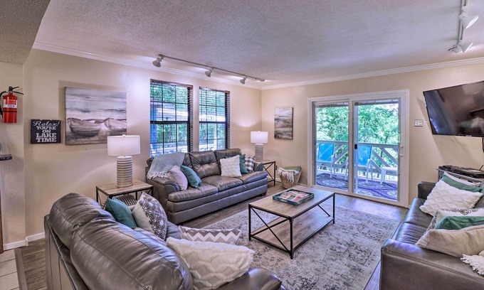 Royal Casa | 13 Mi to Hot Springs: Serene Royal Home w/ Deck!