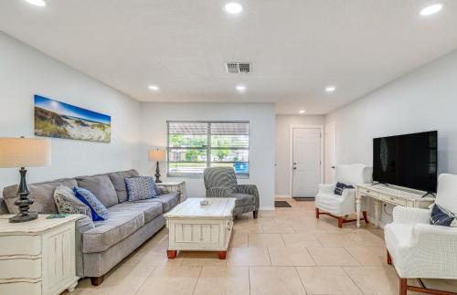 Spring Hill Casa | 13 Mi to Hudson Beach Spring Hill Home with Lanai