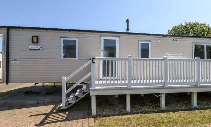 Hamworthy Cabaña | 13 SUNSET TERRACE ROCKLEY PARK, family friendly in Poole