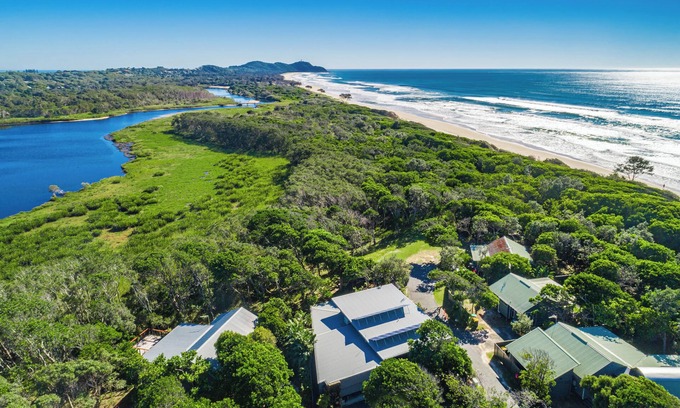 Suffolk Park Cabaña | #13 Tallow Sands - Lakeview Beach house overlooking Tallow Creek